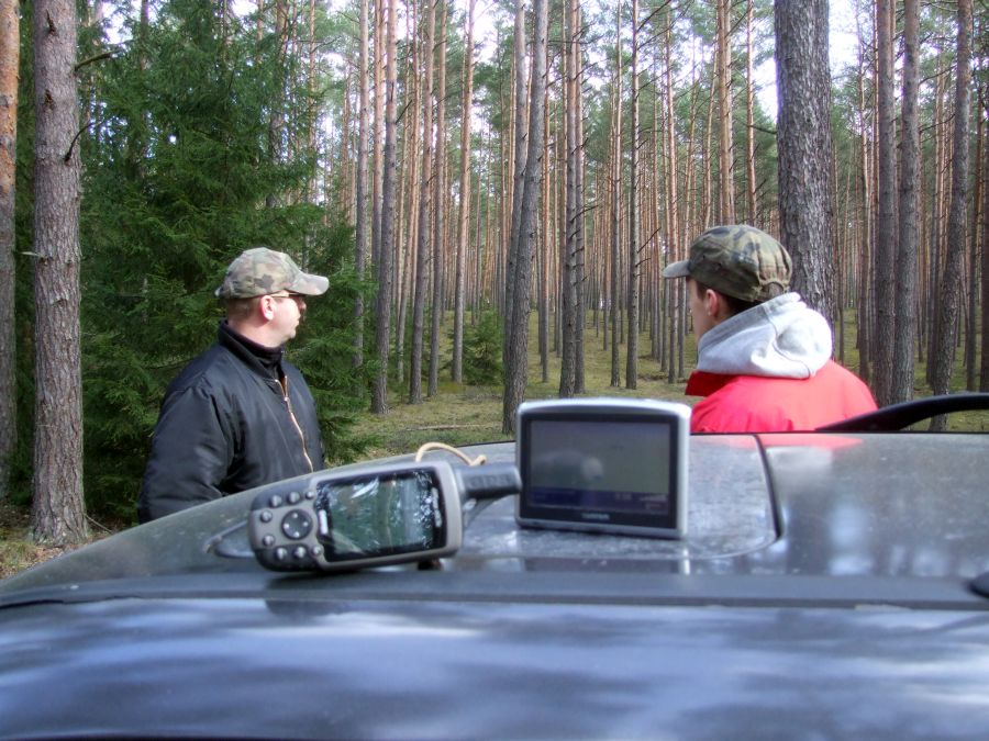 Technika GPS w precyzyjnym określeniu pozycji umocnień i tymczasowych ukryć leśnych.